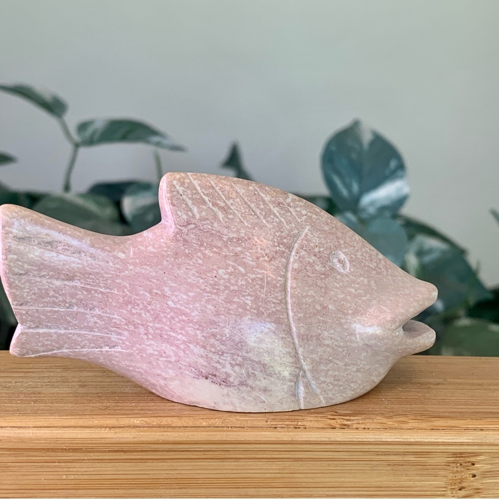 Large Pink Kisii Soapstone Hand Carved Fish Figurine Stone Animal Carving 3.7" - Picture 6 of 11